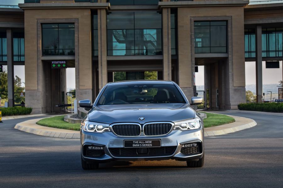  BMW 540i Sedan M Sport 2017 года  (ZA) (фото 27 из 40)